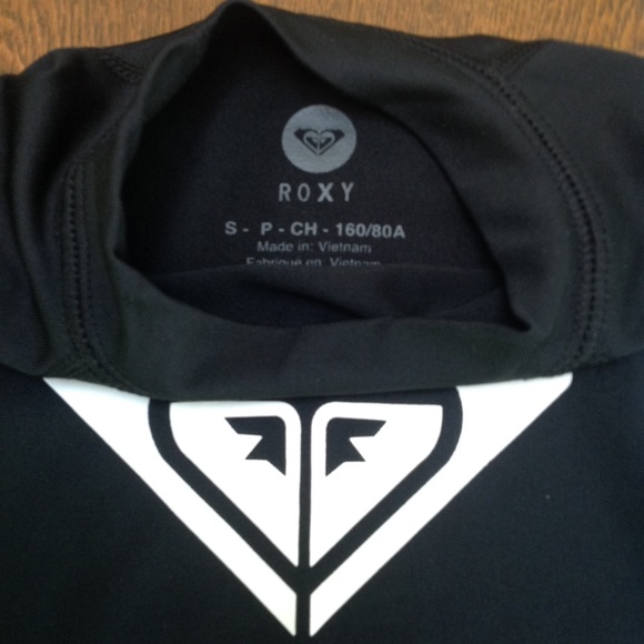 ROXY rashguard swimshirt,SP. Roxylogo prominent front. Roxy on sleeve Lg letters - Picture 2 of 2